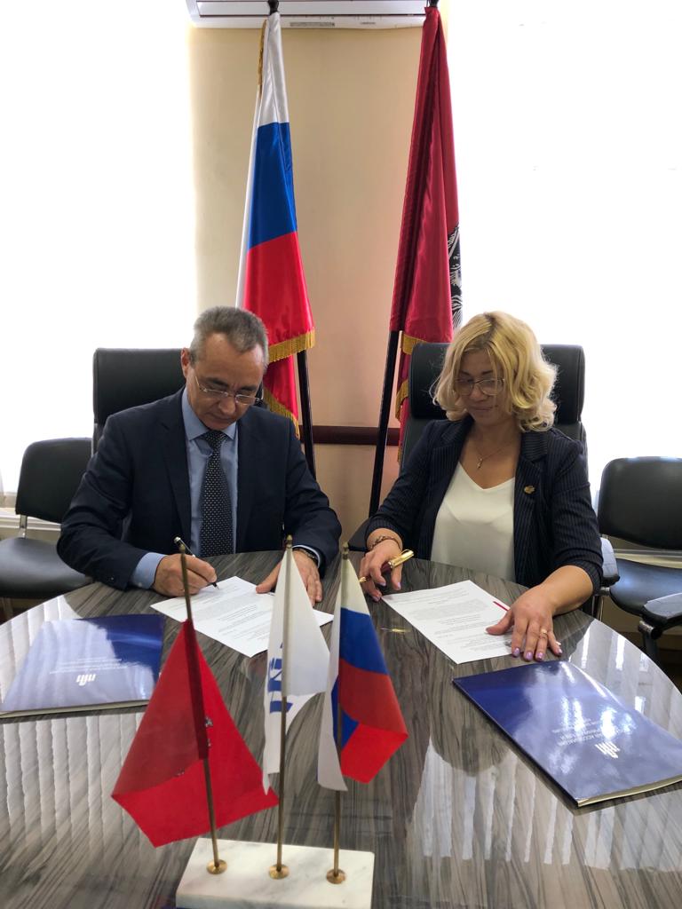 Марат Мирзаевич Галиев и Жанна Владимировна Морозова подписывают соглашение о сотрудничестве