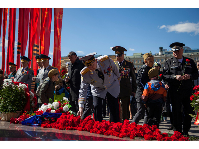 Возложение цветов к Могиле Неизвестного солдата